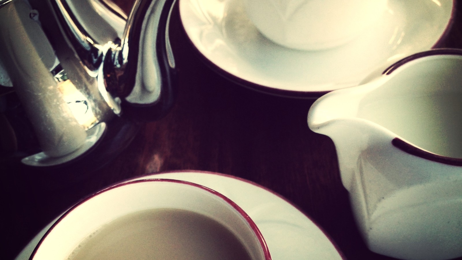 Tea pot, cups and milk